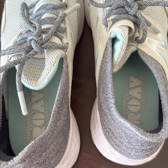 New Balance Gray Sneakers with Seamless Knit Design - Picture 4 of 6